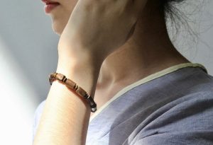 Đeo Vòng Đá Có Tốt Không